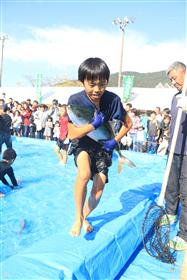 魚のつかみ取り 魚のつかみ取り