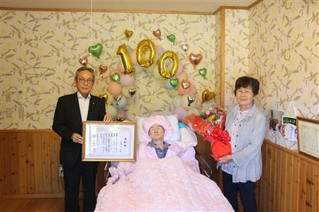山﨑エツ子さん100歳祝い