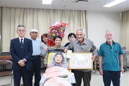 浦口シズヨさん100歳祝い