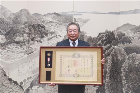 林賢二さん旭日双光章を受章 林賢二さん旭日双光章を受章