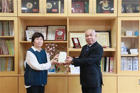 あけぼの苑えんぴつを贈呈 あけぼの苑えんぴつを贈呈