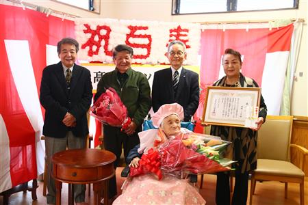 髙橋ミツ子さん100 歳祝い 髙橋ミツ子さん100 歳祝い