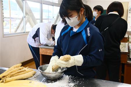 中学校樽漬け・樽出し体験 中学校樽漬け・樽出し体験