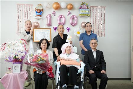 津々木利子さん100歳祝い 津々木利子さん100歳祝い