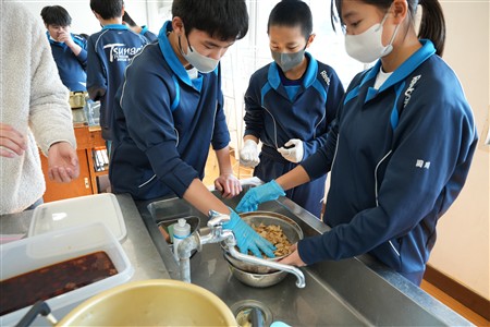 津奈木中学校寒漬け大根味付け体験 津奈木中学校寒漬け大根味付け体験