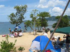 海水浴を楽しむ人々 海水浴を楽しむ人々